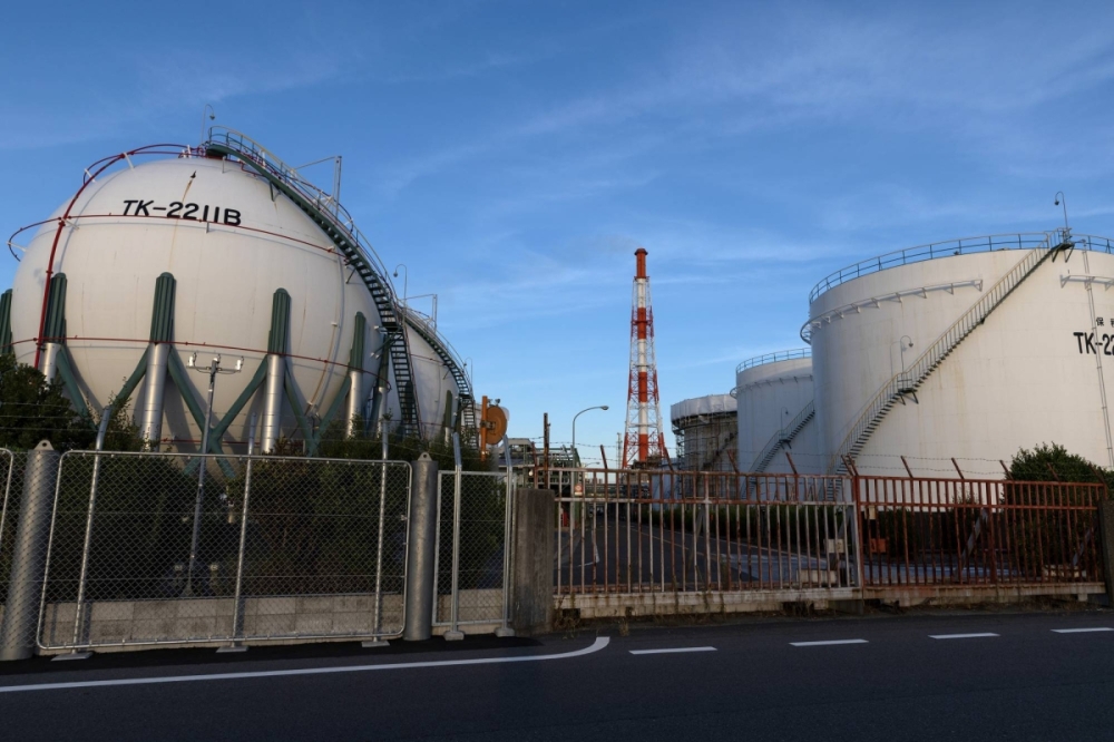 Một ống khói và bể chứa khí tại nhà máy Công nghiệp Hóa chất tinh khiết Ueno thuộc khu phức hợp công nghiệp Yokkaichi ở Yokkaichi, Tỉnh Mie, vào ngày 7 tháng 7. Một ống khói và bể chứa khí tại nhà máy Công nghiệp Hóa chất tinh khiết Ueno thuộc khu phức hợp công nghiệp Yokkaichi ở Yokkaichi, Tỉnh Mie, vào ngày 7 tháng 7.