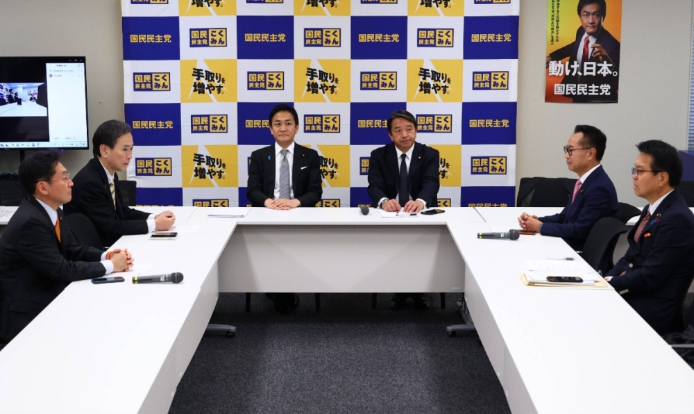 Lãnh đạo Đảng Dân chủ vì Nhân dân Yuichiro Tamaki (giữa bên trái) tham dự cuộc họp của ban chấp hành đảng tại quốc hội ở Tokyo vào thứ Tư. Lãnh đạo Đảng Dân chủ vì Nhân dân Yuichiro Tamaki (giữa bên trái) tham dự cuộc họp của ban chấp hành đảng tại quốc hội ở Tokyo vào thứ Tư.