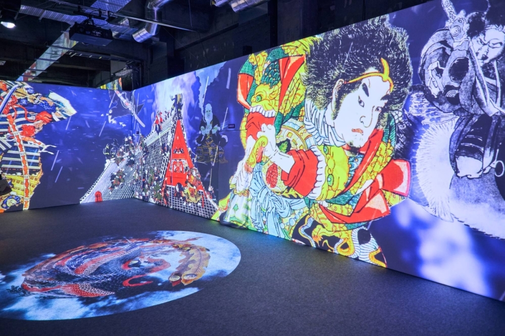 “Ukiyoe Immersive Art Exhibition” features works based on more than 300 ukiyo-e projected onto the walls and floor “Ukiyoe Immersive Art Exhibition” features works based on more than 300 ukiyo-e projected onto the walls and floor