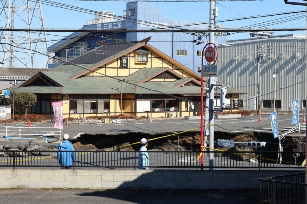 Efforts continued Thursday to rescue a 74-year-old truck driver trapped in a massive sinkhole in Yashio, Saitama Prefecture. Efforts continued Thursday to rescue a 74-year-old truck driver trapped in a massive sinkhole in Yashio, Saitama Prefecture.