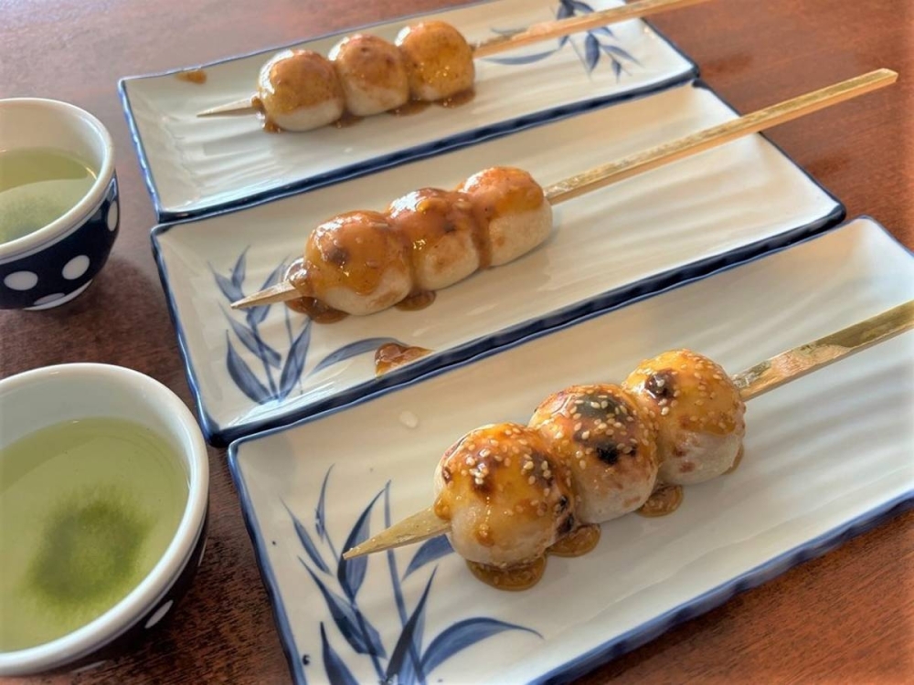 Basho-yaki <i>dango</i> can only be eaten at Taimenseki in Yamadera. Basho-yaki <i>dango</i> can only be eaten at Taimenseki in Yamadera.