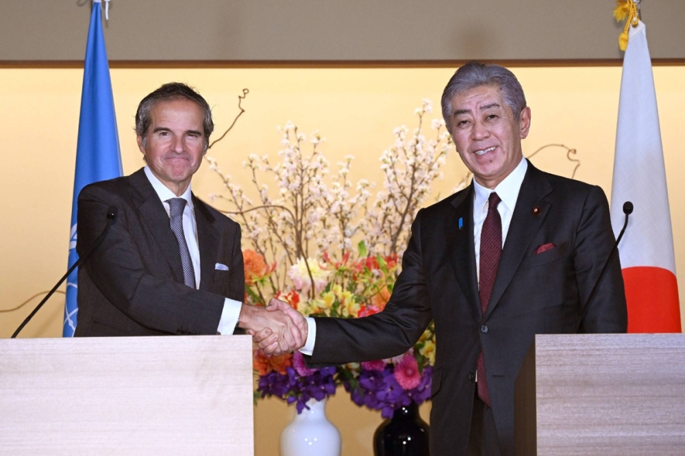 Rafael Grossi (left), director-general of the International Atomic Energy Agency, and Foreign Minister Takeshi Iwaya at a joint news conference in Tokyo on Tuesday Rafael Grossi (left), director-general of the International Atomic Energy Agency, and Foreign Minister Takeshi Iwaya at a joint news conference in Tokyo on Tuesday
