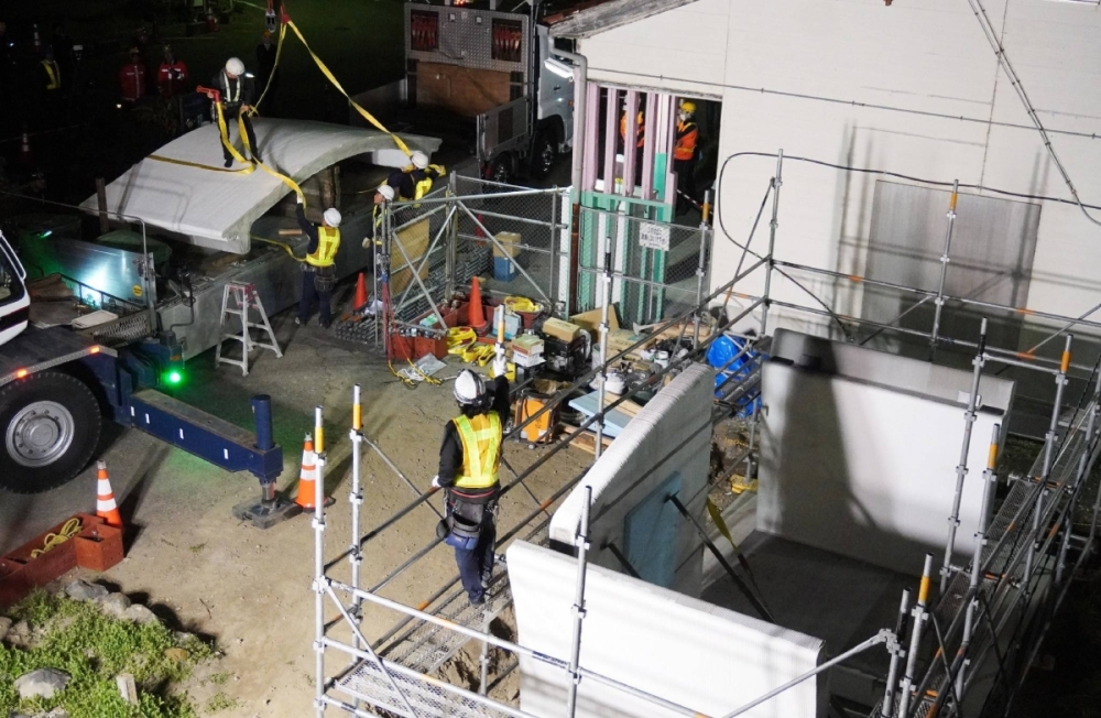 A train station building (front) is assembled from parts printed using 3D printer technology, in Arida, Wakayama Prefecture, on Wednesday. A train station building (front) is assembled from parts printed using 3D printer technology, in Arida, Wakayama Prefecture, on Wednesday.