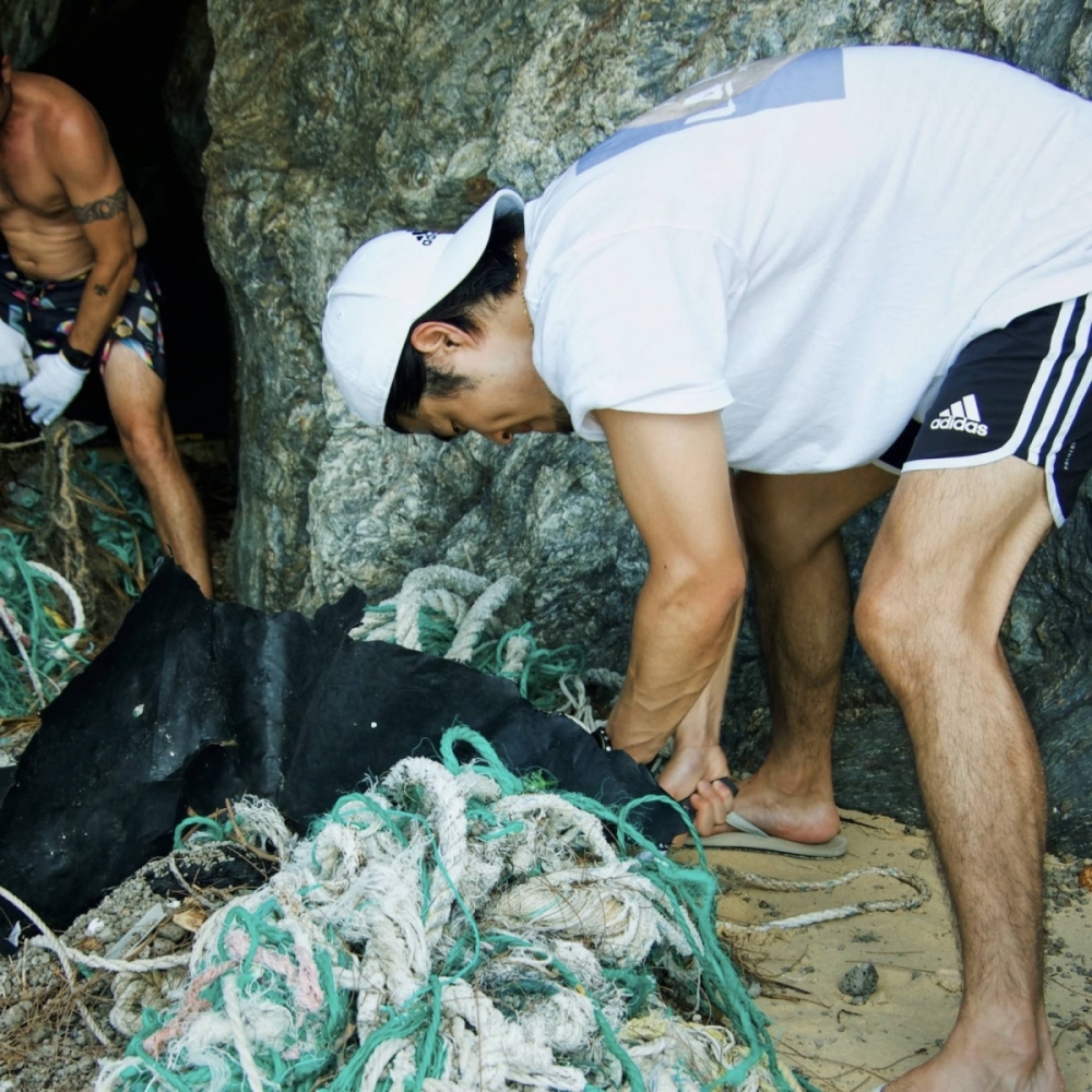Luke Date helps local volunteers and U.S. military members remove more than 700 kilograms of debris and ghost nets from a beach in Yomitan, Okinawa Prefecture, in 2023. Luke Date helps local volunteers and U.S. military members remove more than 700 kilograms of debris and ghost nets from a beach in Yomitan, Okinawa Prefecture, in 2023.