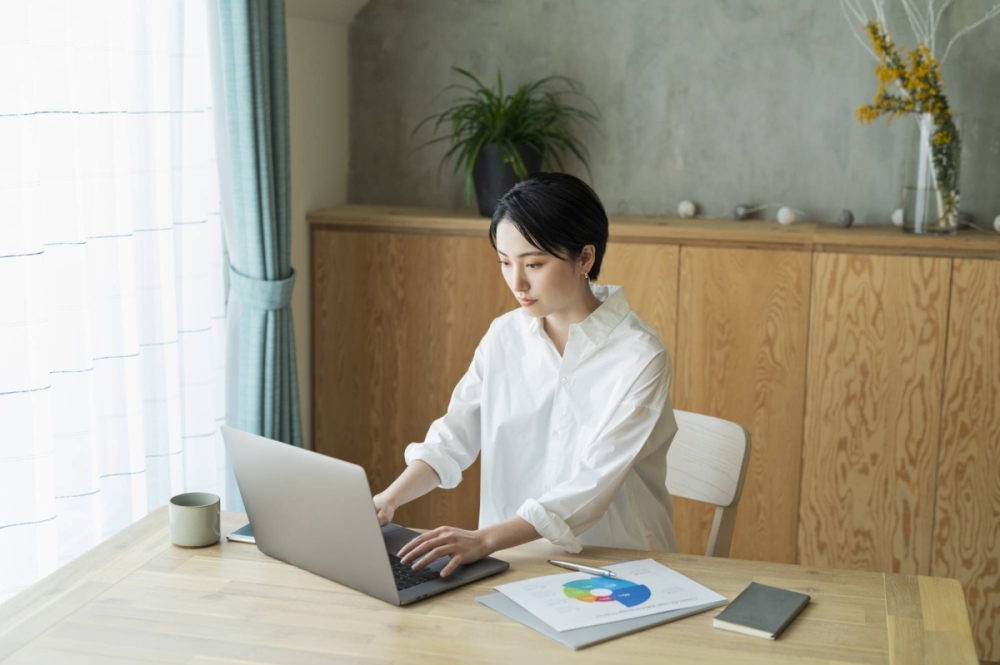 Working remotely, and thus reducing your carbon footprint, is one of the many practices that fall under the decokatsu lifestyle. Working remotely, and thus reducing your carbon footprint, is one of the many practices that fall under the decokatsu lifestyle.