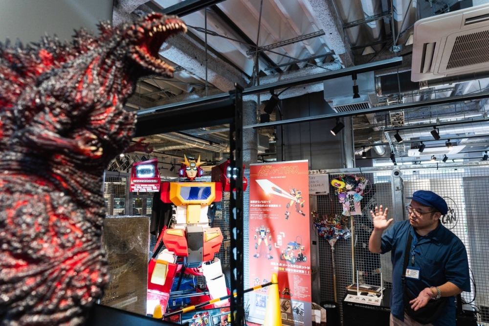 One of the most recent tenants in Seekbase, between Okachimachi and Akihabara stations, is Akiba Robolabo Meetup. The shop offers fully automatic Transformers and other robotic products. One of the most recent tenants in Seekbase, between Okachimachi and Akihabara stations, is Akiba Robolabo Meetup. The shop offers fully automatic Transformers and other robotic products.