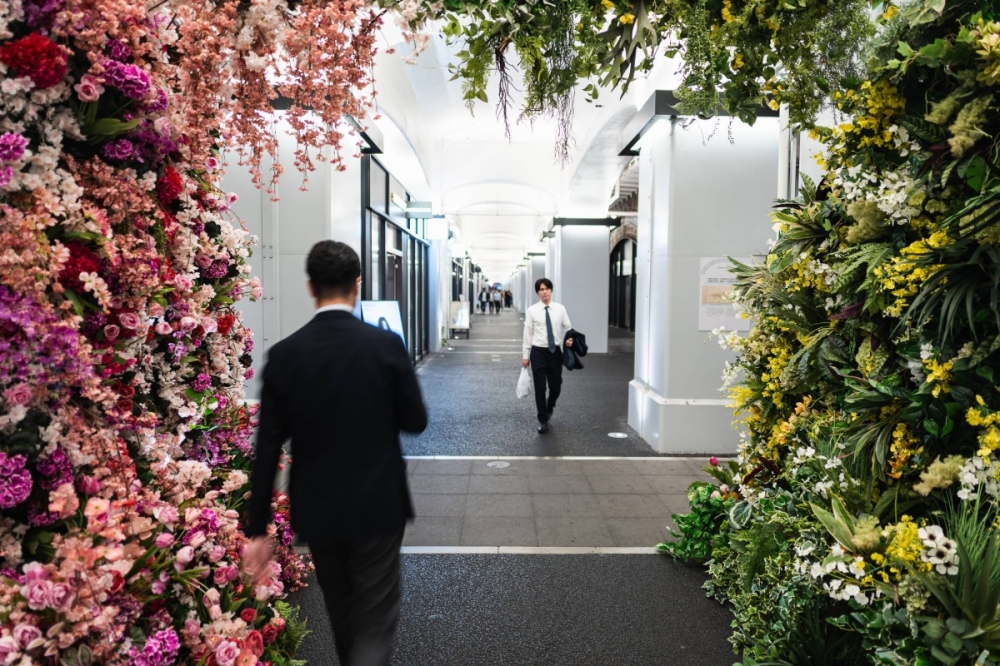 Flowers decorate the passageways of Hibiya Okuroji, a high-class touch that is sure to impress the wealthier clientele that frequent nearby Ginza.  Flowers decorate the passageways of Hibiya Okuroji, a high-class touch that is sure to impress the wealthier clientele that frequent nearby Ginza.