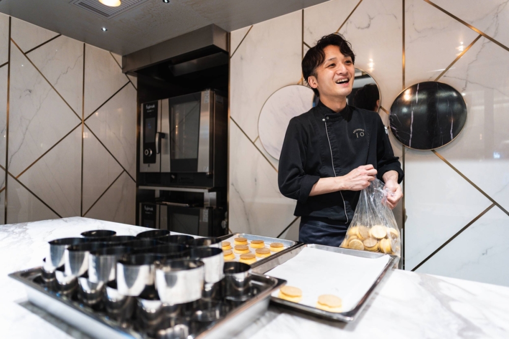 Shunpei Mikami is the manager of Patisserie TEN& in Hibiya Okuroji.  Shunpei Mikami is the manager of Patisserie TEN& in Hibiya Okuroji.