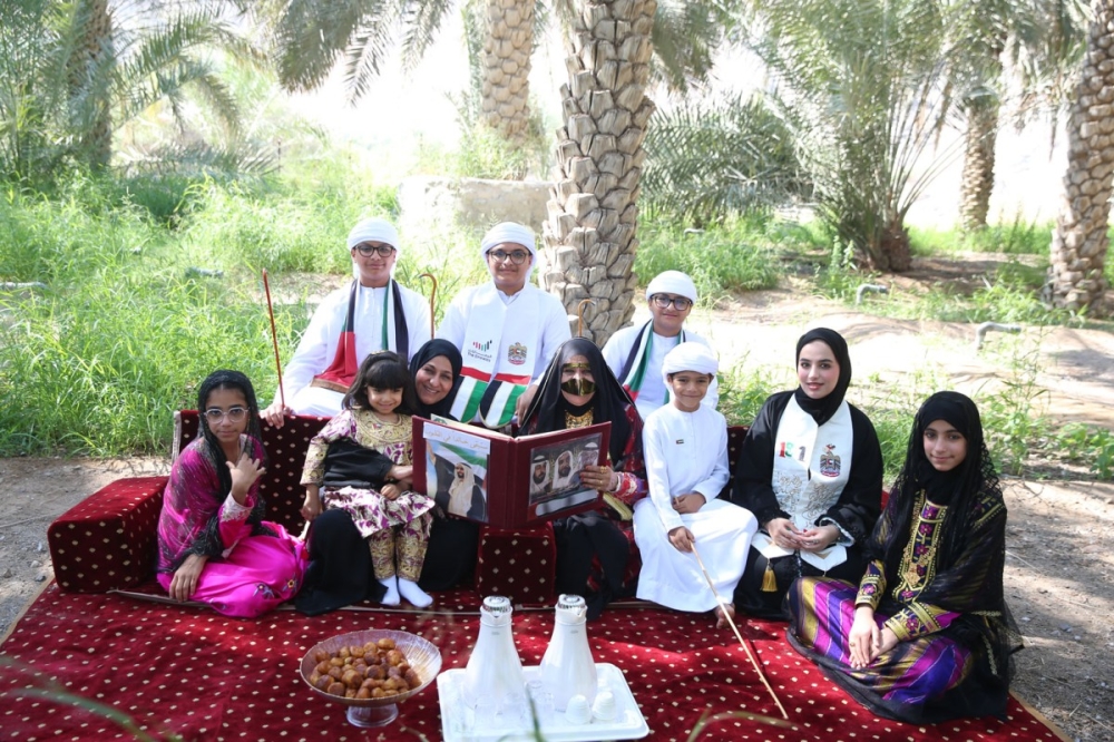 الجدّة مريم المزروعي مع ابنتها والأحفاد الجدّة مريم المزروعي مع ابنتها والأحفاد