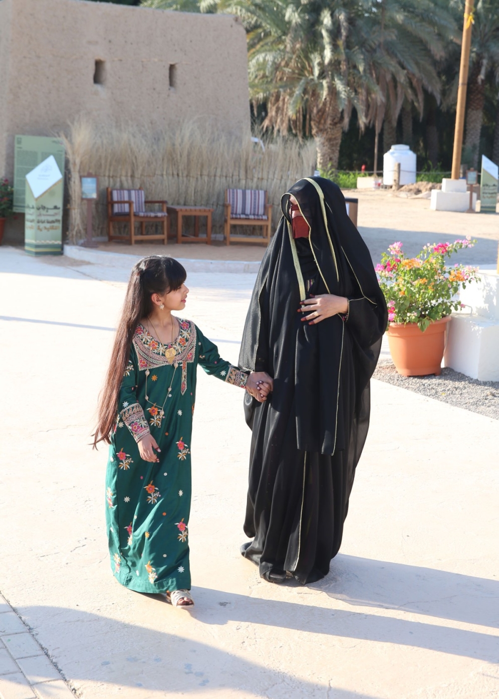 الجدّة حمدة الحميري مع حفيدتها حصة الجدّة حمدة الحميري مع حفيدتها حصة