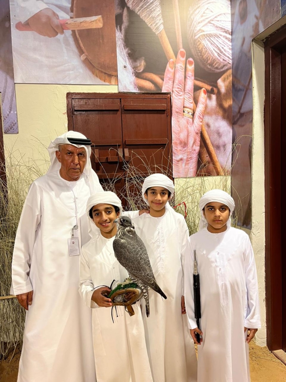 الصقّار ابراهيم الحمادي يعلّم أحفاده الصيد بالصقور. الصقّار ابراهيم الحمادي يعلّم أحفاده الصيد بالصقور.