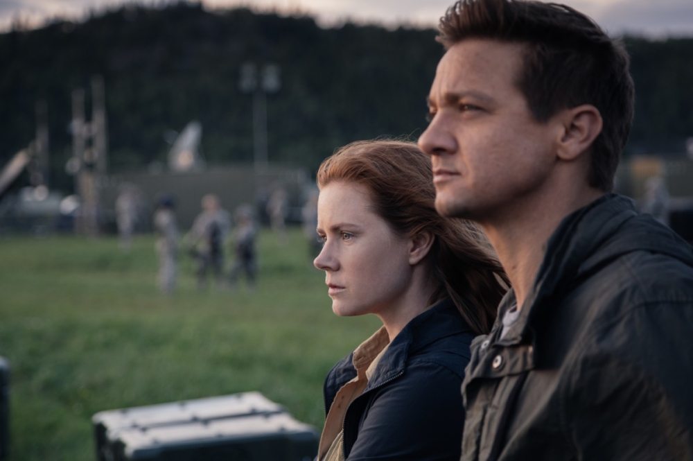 (L-R) Amy Adams as Louise Banks and Jeremy Renner as Ian Donnelly in ARRIVAL by Paramount Pictures (L-R) Amy Adams as Louise Banks and Jeremy Renner as Ian Donnelly in ARRIVAL by Paramount Pictures