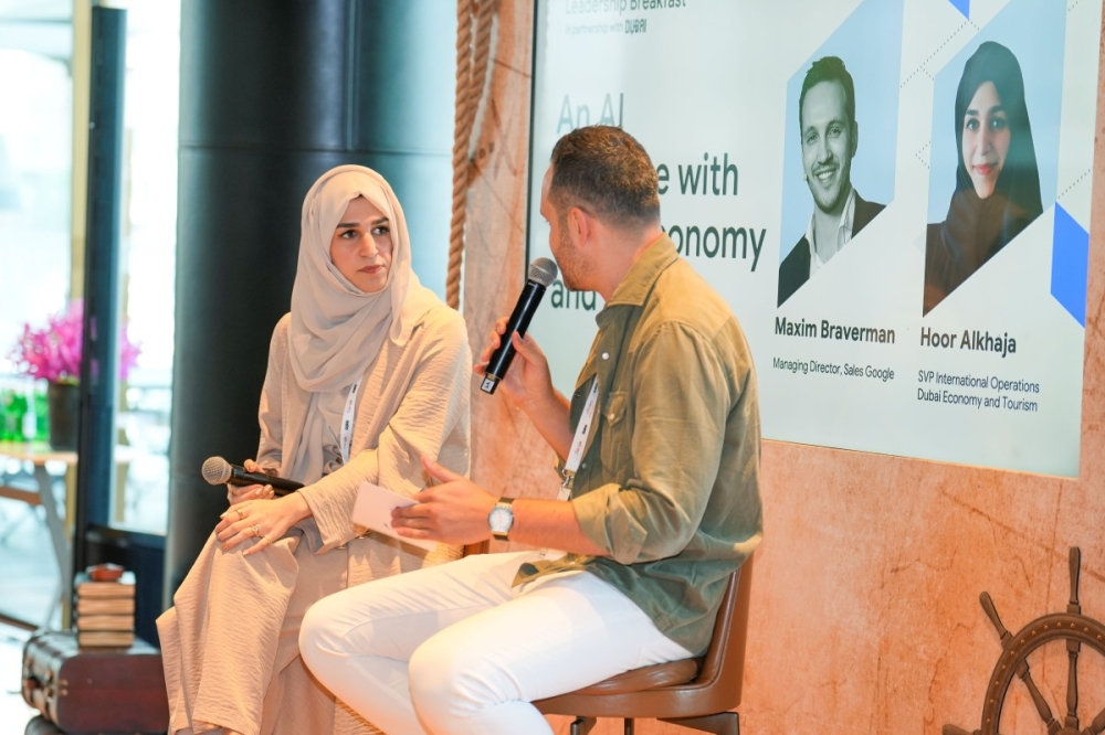 أثناء إحدى الفعاليات الخاصة بالسفر والسياحة  أثناء إحدى الفعاليات الخاصة بالسفر والسياحة