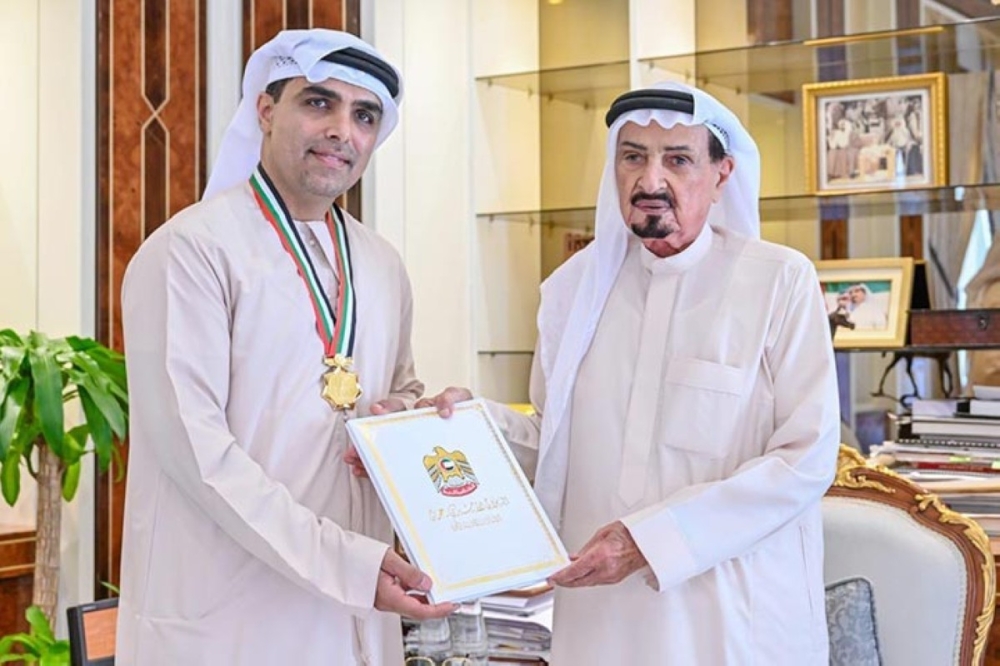 تكريمه من قبل صاحب السمو الشيخ حميد بن راشد النعيمي عضو المجلس الأعلى حاكم عجمان تكريمه من قبل صاحب السمو الشيخ حميد بن راشد النعيمي عضو المجلس الأعلى حاكم عجمان