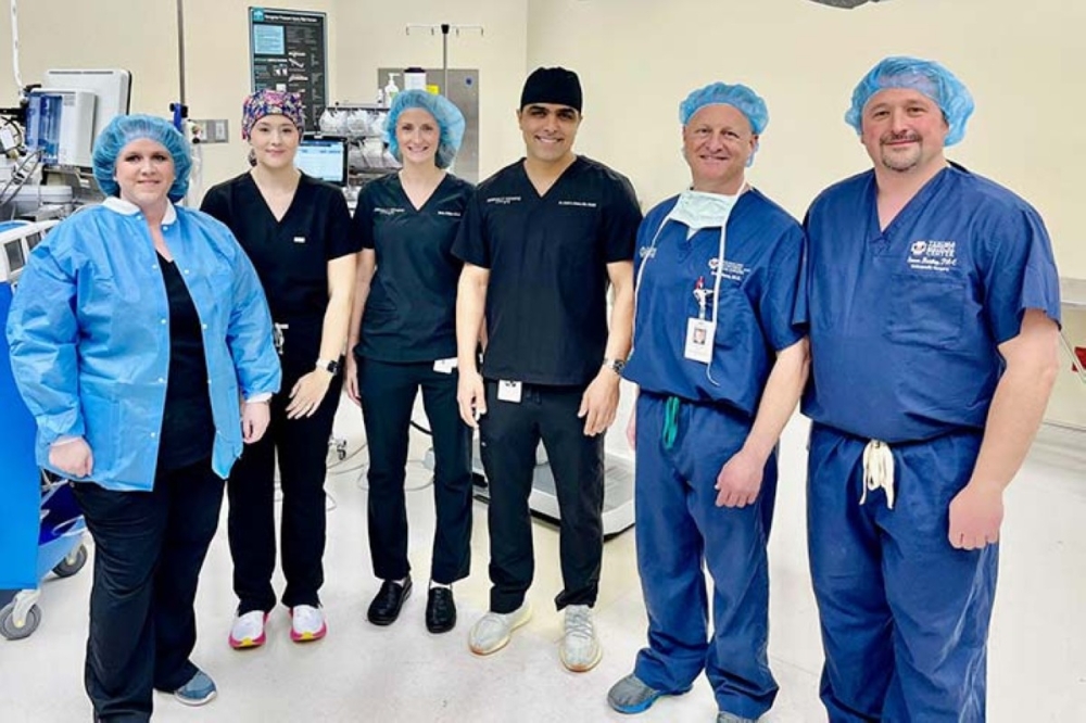 برفقة فريق العمل في المستشفى برفقة فريق العمل في المستشفى