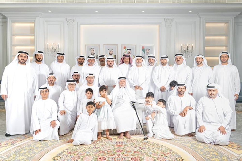 الجد السيد أبو بكر الحامد الهاشمي يتوسط أبناءه وأحفاده الجد السيد أبو بكر الحامد الهاشمي يتوسط أبناءه وأحفاده