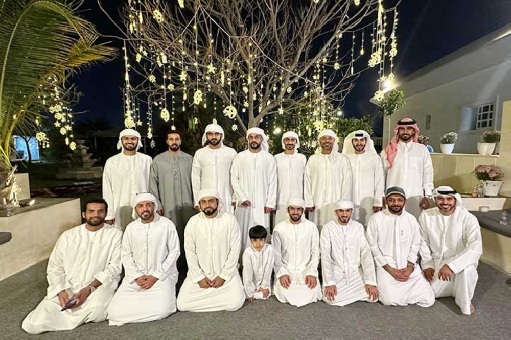 مروان الشحي في إحدى ليالي رمضان برفقة شباب الفريج مروان الشحي في إحدى ليالي رمضان برفقة شباب الفريج