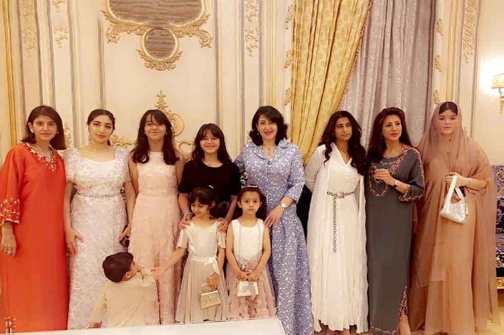 د. سعاد لطفي برفقة أخواتها وبناتها د. سعاد لطفي برفقة أخواتها وبناتها