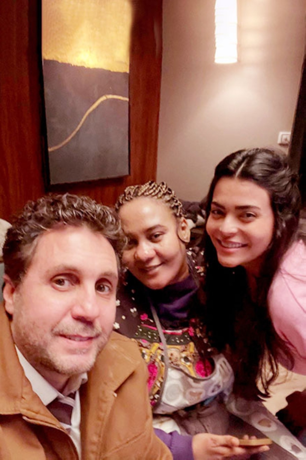 إسلام مبارك تتوسط أسماء جلال وهشام ماجد اثناء تصوير المسلسل إسلام مبارك تتوسط أسماء جلال وهشام ماجد اثناء تصوير المسلسل