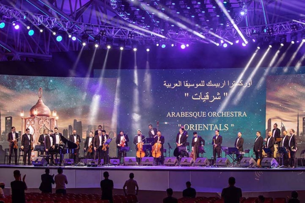 خلال إحدى عروض أوركسترا  خلال إحدى عروض أوركسترا