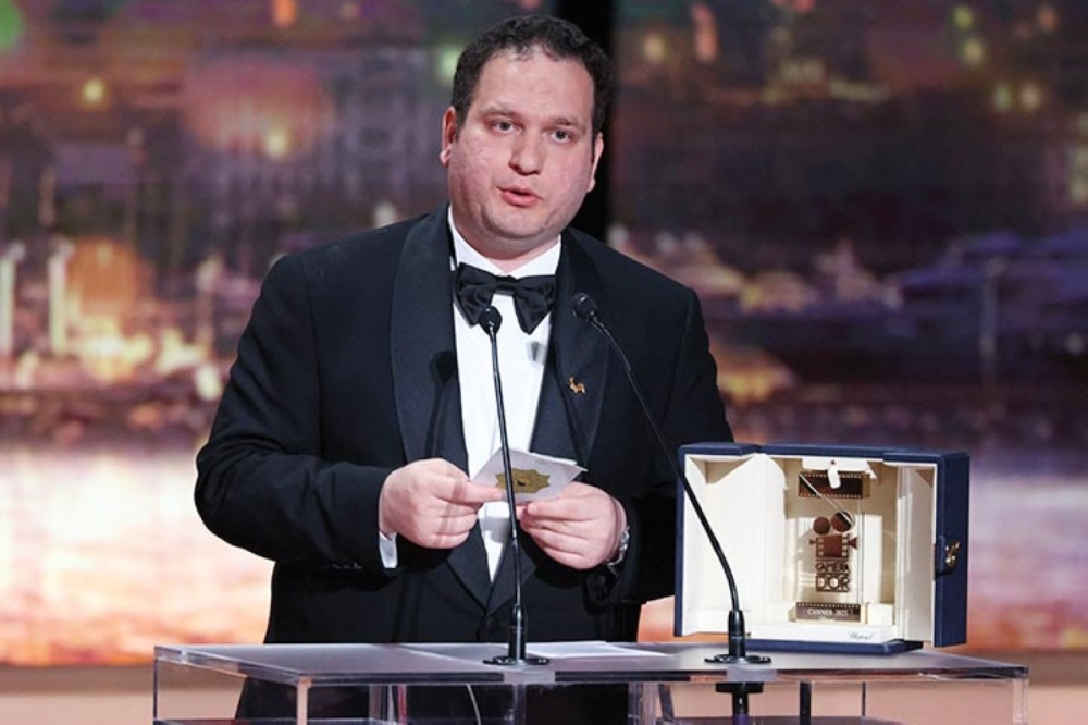 المخرج العراقي حسن هادي متحدثا بعد فوزه بجائزة الكاميرا الذهبية عن فيلمه  المخرج العراقي حسن هادي متحدثا بعد فوزه بجائزة الكاميرا الذهبية عن فيلمه