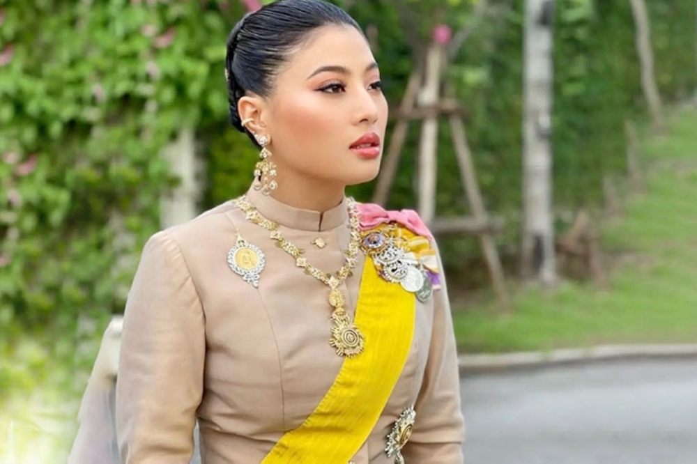 الأميرة بنياشينها الأميرة بنياشينها