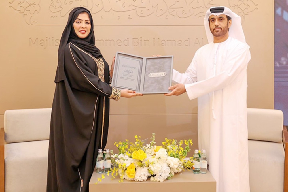 أُثناء تكريمها ضمن المشاركين في مجلس محمد بن حمد الشرقي بالفجيرة أُثناء تكريمها ضمن المشاركين في مجلس محمد بن حمد الشرقي بالفجيرة
