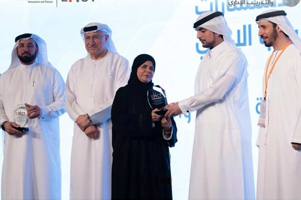 تكريمها كرئيسة لجنة الكوتش بالجمعية تكريمها كرئيسة لجنة الكوتش بالجمعية
