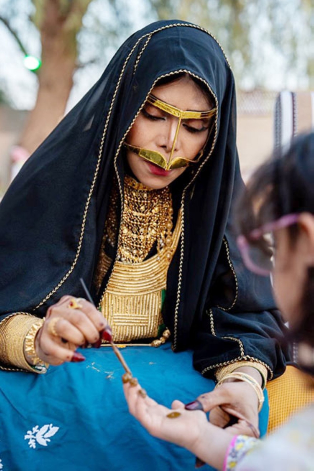 من مهرجان الحرف والصناعات التقليدية في سوق القطارة. من مهرجان الحرف والصناعات التقليدية في سوق القطارة.