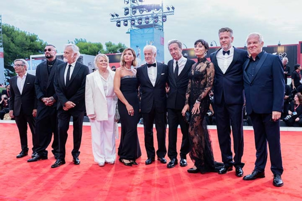 طاقم الفيلم أثناء عرضه في افتتاح مهرجان فينيسيا السينمائي 2025 طاقم الفيلم أثناء عرضه في افتتاح مهرجان فينيسيا السينمائي 2025