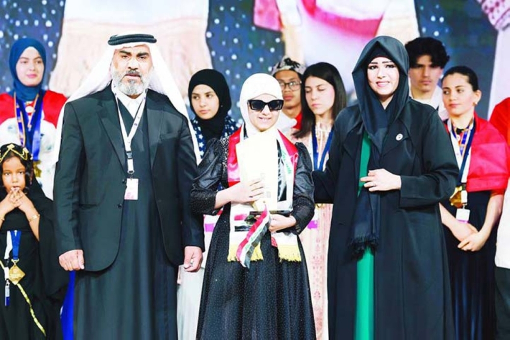 لطيفة بنت محمد بن راشد  تكرم الطالبة ماريا حسن عجيل، من اصحاب الهمم لطيفة بنت محمد بن راشد  تكرم الطالبة ماريا حسن عجيل، من اصحاب الهمم