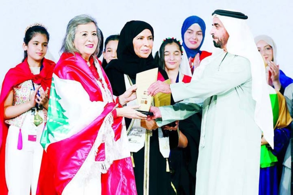 سيف بن زايد يكرم مدرسة   سيف بن زايد يكرم مدرسة