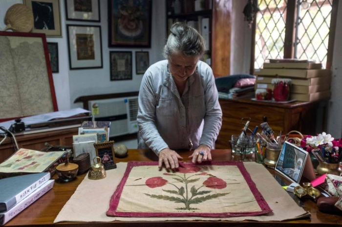 Designer textile franco-indien recréant des motifs moghols