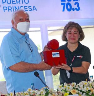 Palawan City Mayor Lucilo Bayron (left) receives the Ironman 70.3 logofrom Princess Galura, general manager of the organizing Sunrise Events Inc.,during the Ironman 70.3 Puerto Princesa launch on Monday, March 28, 2022.CONTRIBUTED PHOTO