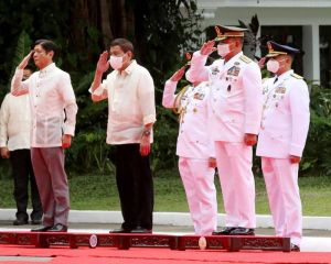 LAST SALUTE AS PRESIDENT President Rodrigo Duterte and his successor, Ferdinand Marcos Jr., on June 30, 2022. CONTRIBUTED PHOTO