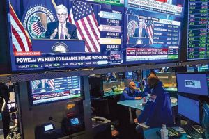 HEFTY HIKE Traders work and watch Federal Reserve Chairman Jerome Powell’s news conference on the latest interest rate increase on the floor of the New York Stock Exchange in New York City on Wednesday, July 27, 2022 (July 28 in Manila). AP PHOTO