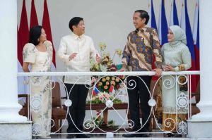 MARCOS MEETS WIDODO President Ferdinand Marcos Jr. (second from left) and first lady Louise Araneta Marcos (left) meet with Indonesian President Joko Widodo (second from right) and Indonesian first lady Iriana Widodo at the Presidential Palace in Bogor, West Java on Monday, Sept. 5, 2022. AFP PHOTO