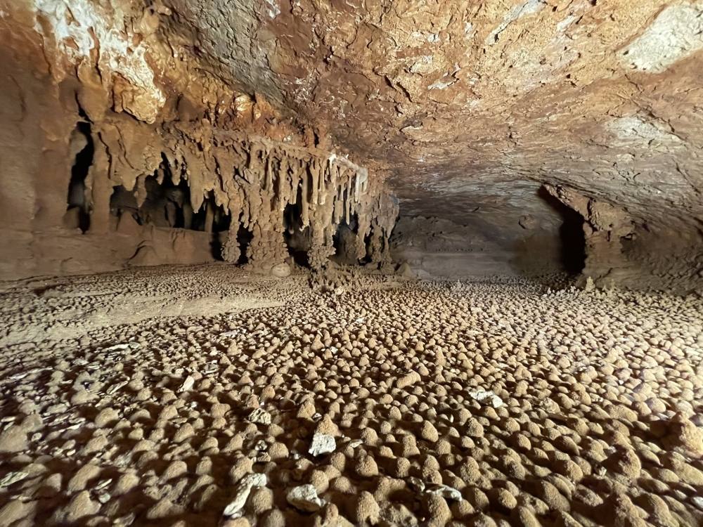 يتميز الكهف بالترسبات والتكونات الجميلة وينصح باستغلاله سياحياً