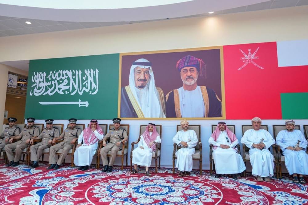 "التعاون اللوجستي" .. وزيرا الخارجية العماني ونظيره السعودي يزوران منفذ الربع الخالي 2 2995602