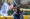 بائع متجول أفغاني يحمل أعلام أفغانستان الوطنية وأعلام طالبان لبيعها عند تقاطع شارع في كابول.أ.ف.ب