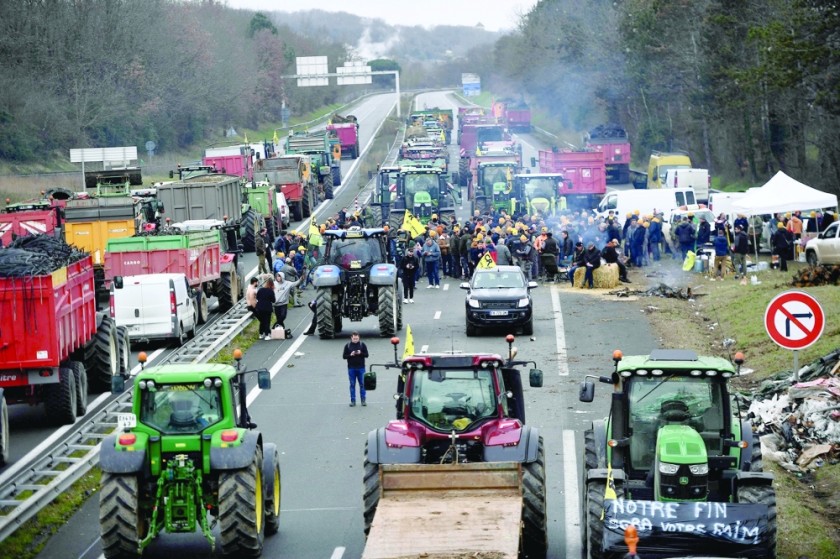 French farmers up pressure on government as protests spread - Oman Observer