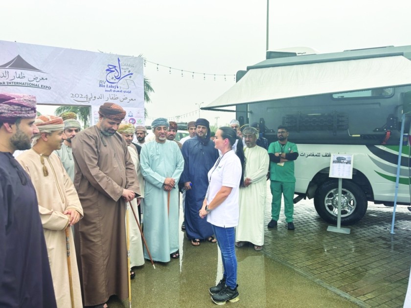 غابرييلا بن أحمد، المدير العام لشركة RVGA Caravans Renting LLC، تتواصل مع كبار الشخصيات والزوار العمانيين في معرض ظفار الدولي 2024.