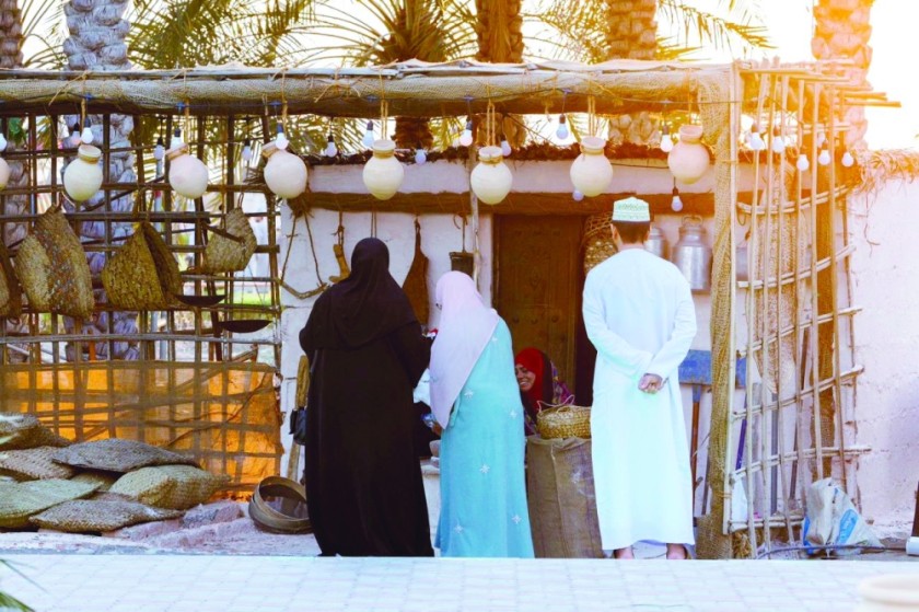 ويقدم المهرجان هذا العام فعاليات متنوعة، منها أكثر من 35 فعالية على المسرح الكبير، و40 فعالية على مسرح الطفل، و105 فعالية في القرى التراثية، إلى جانب ثلاث مسابقات بحرية عالمية.