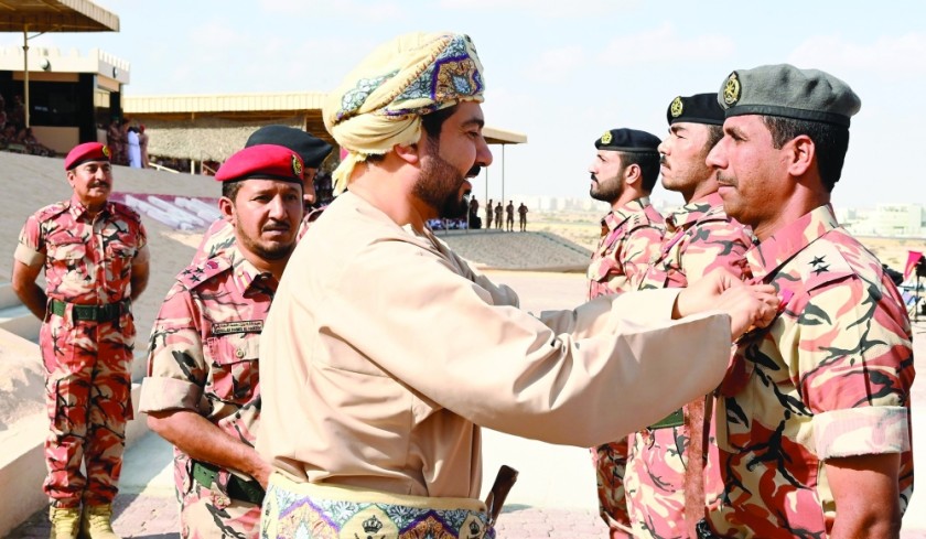 الجيش السلطاني العماني يحتفل بيوم قوات السلطان المسلحة تحت رعاية قيس بن محمد اليوسف