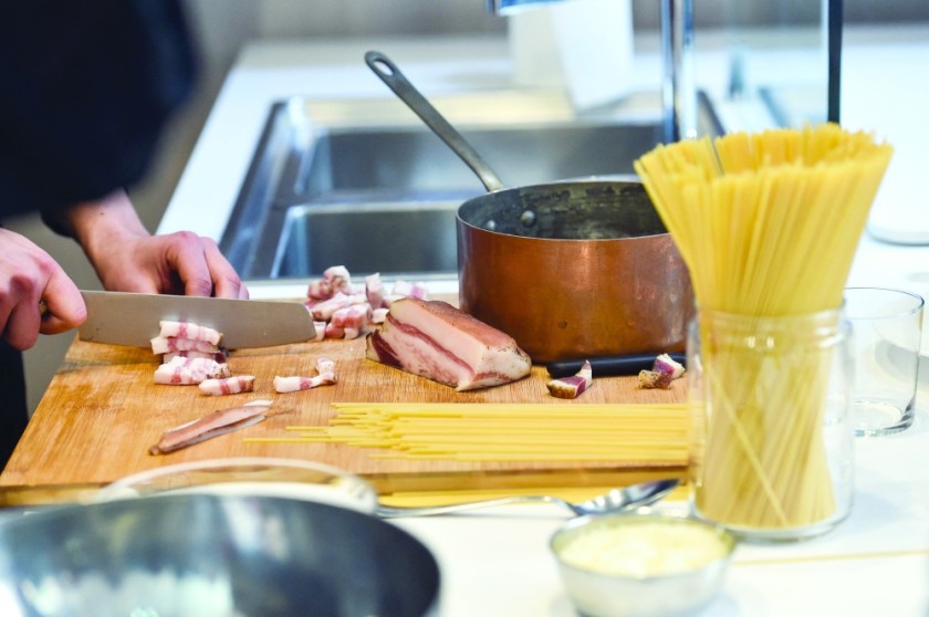 A chef cooks the traditional famous Italian pasta dish "spaghetti alla carbonara. — AFP